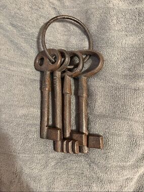 Rustic Brown Antique-Style Key Wall Decor - Decorative Metal Keys